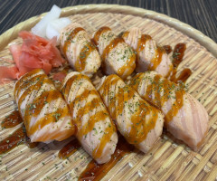 炙燒鮭魚握壽司