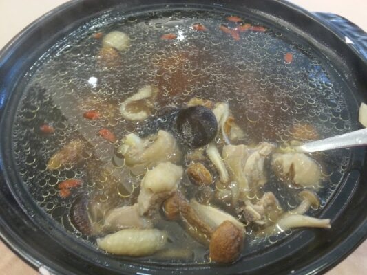 蕈菇養生雞湯